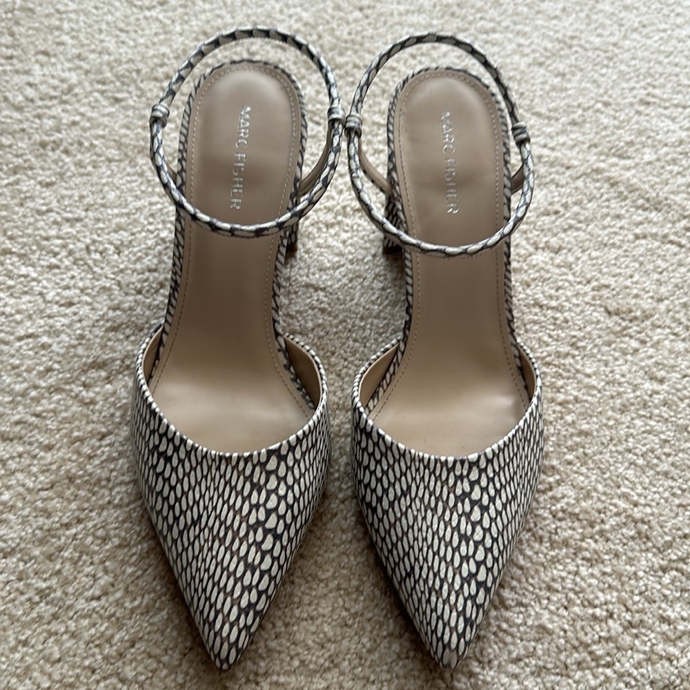 Marc Fisher Velise ankle strap pointed toe heels size 8.5 M